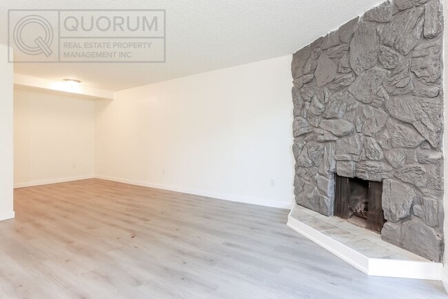 Building Photo - 3 Bed 2 Bathroom Edmonds Condo!