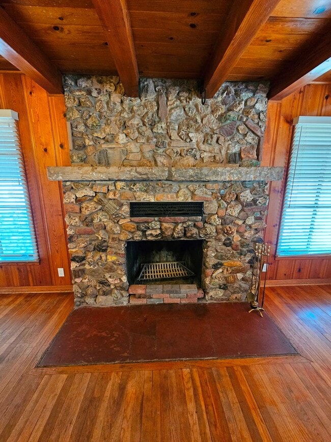 Building Photo - Beautiful Retro 3 Bd/2Ba Home Ready Lookin...