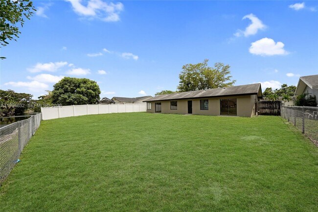 Building Photo - 7201 NW 46th Ct