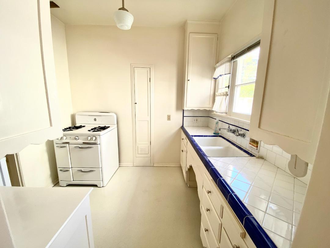 Kitchen - 1835 Kelton Ave