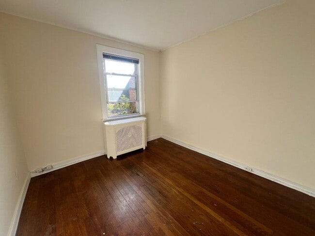 Building Photo - 2 bedroom in SUNNYSIDE NY 11104
