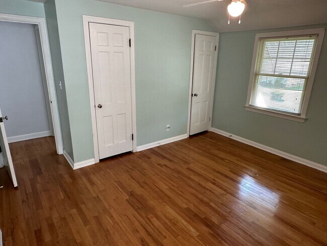 Building Photo - Gorgeous 3 bd, 2 bath South Euclid Home Awaits!