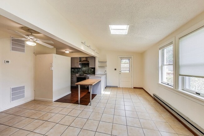 Building Photo - Cute 2 bed + Loft + 2 Bath SF w/ Fenced Yard