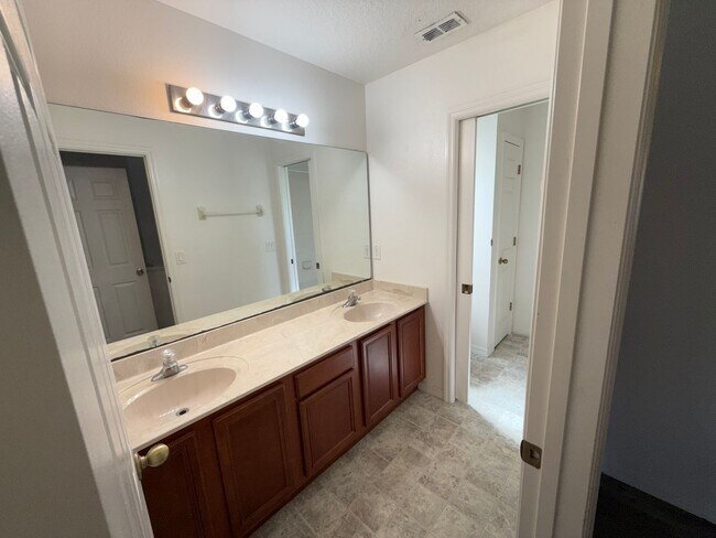 Building Photo - 2616 Plumberry Ave