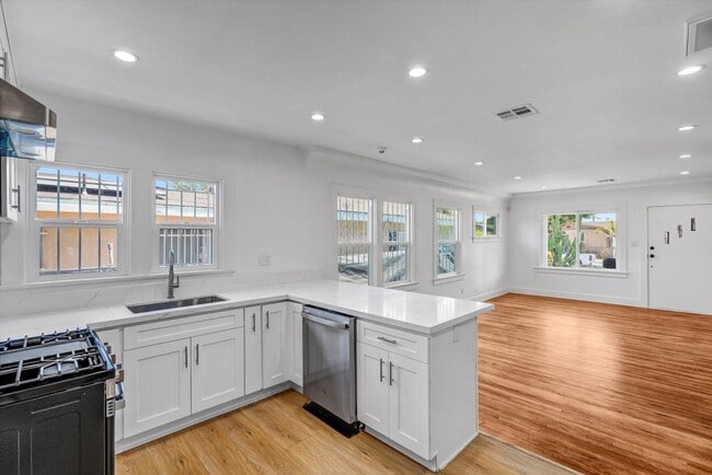 Building Photo - 1413 E 76th Pl