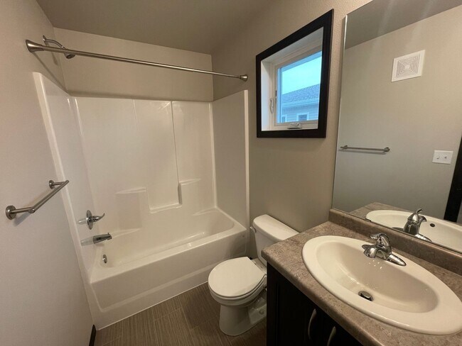 Building Photo - Spacious 4 Bed, 3 Bath Home in West Fargo