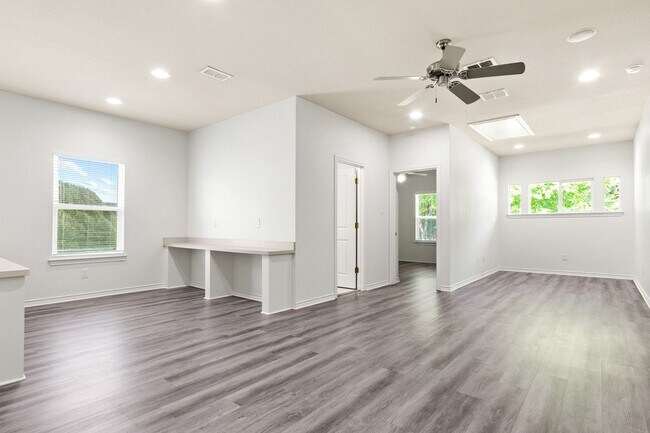 Building Photo - * MOVE IN SUMMER 07/03/2027 * 6 Bed 4 Bath...