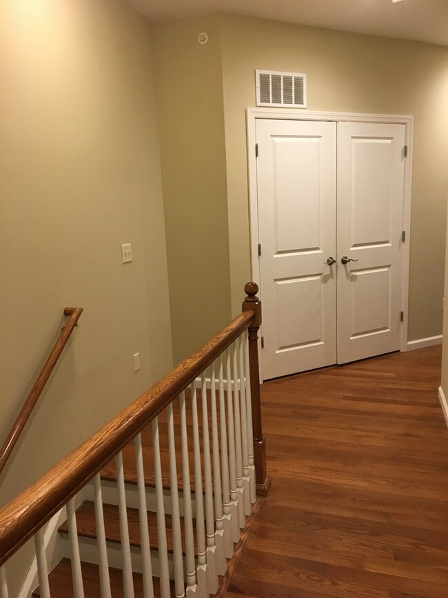 Building Photo - 3 Bedroom, 3 1/2 Bath Condo