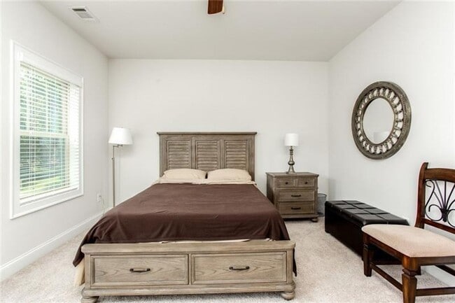 Building Photo - Large 3 Bedroom Luxury Townhome on Silver ...