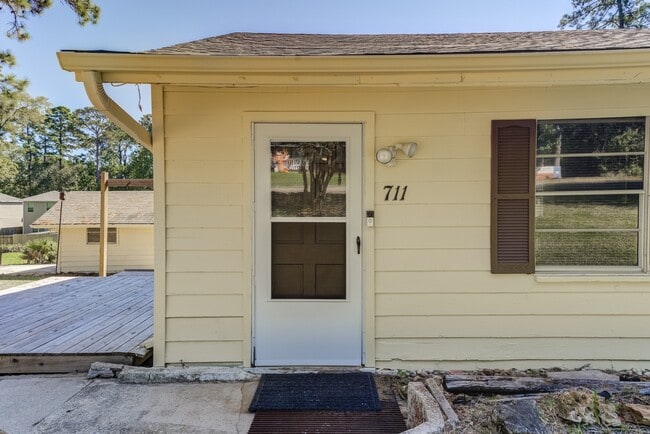Building Photo - 711 Cherokee Dr