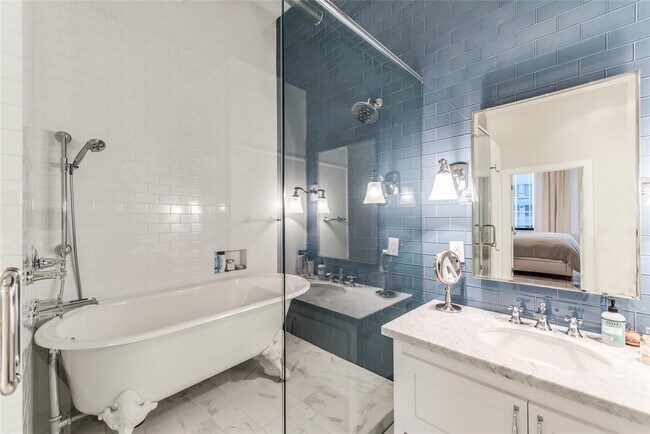 Building Photo - 705 Main St