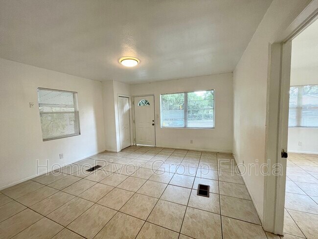Building Photo - 2211 W Woodlawn Ave