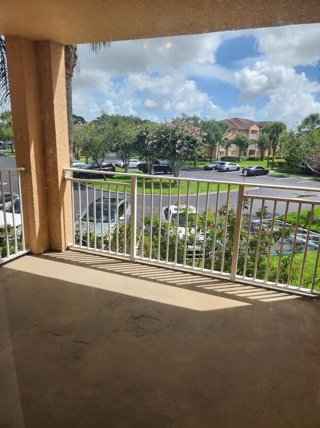 Building Photo - 161 SW Palm Dr