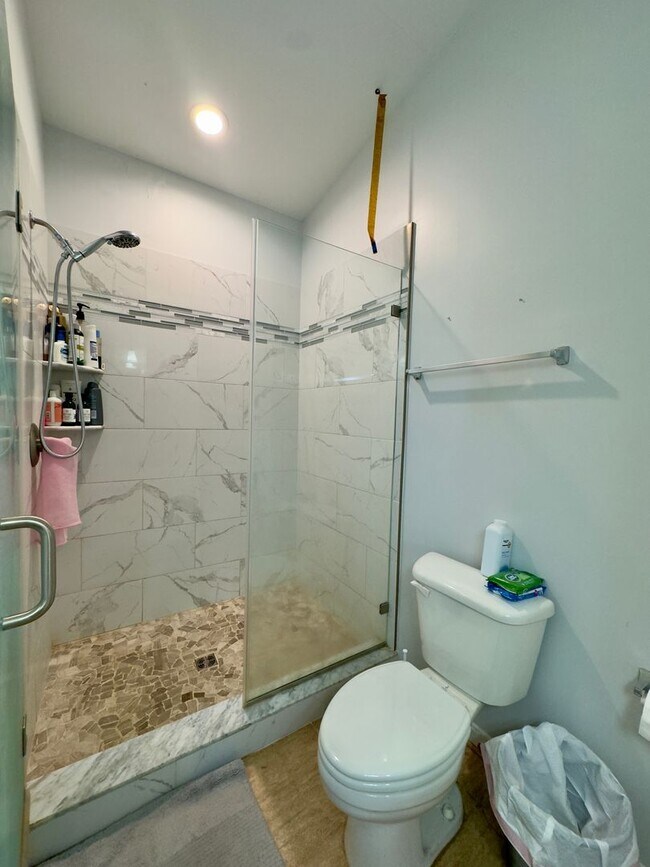 Building Photo - Modern 3-Bedroom Townhome with Stylish Fea...