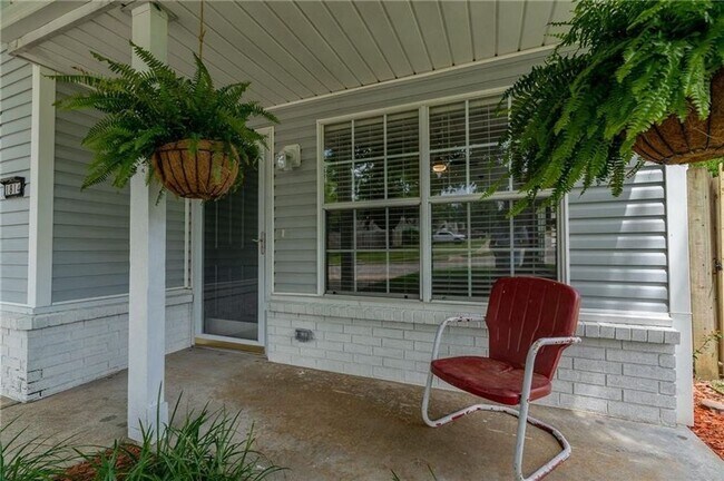 Building Photo - Three Bedroom One Bathroom For Rent