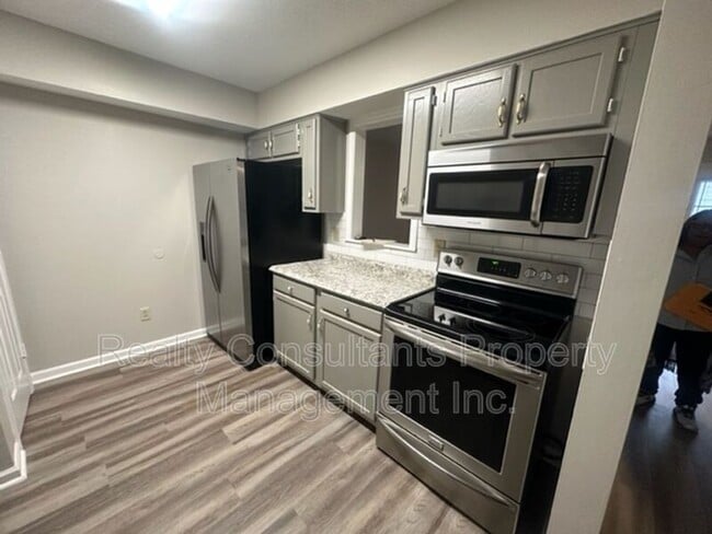 Building Photo - 800 Folly Ct