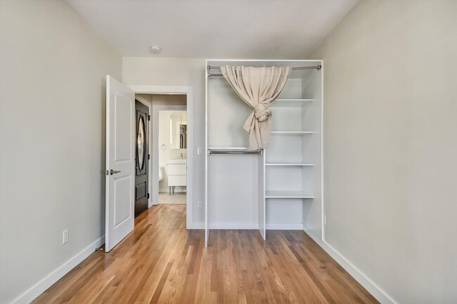 Building Photo - Spacious and Tastefully Remodeled Upper Flat