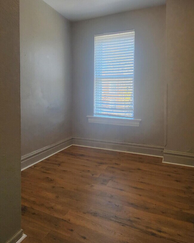Building Photo - Apartment with Bonus Space & Hardwood Floors
