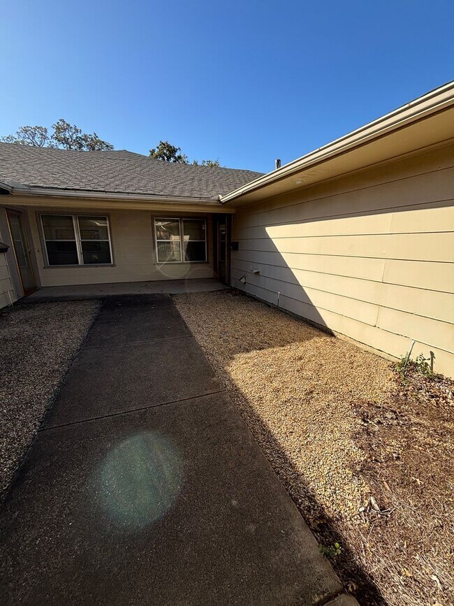 Building Photo - 6008-6010 Shelton St