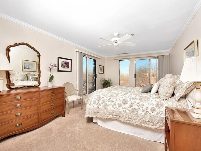 Building Photo - "Charming 2-Bed, 2-Bath Retreat in Northfield's Arbor Lane Oasis!"