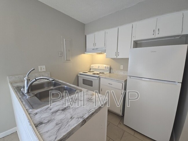 Building Photo - 834 Whitethorne Ave