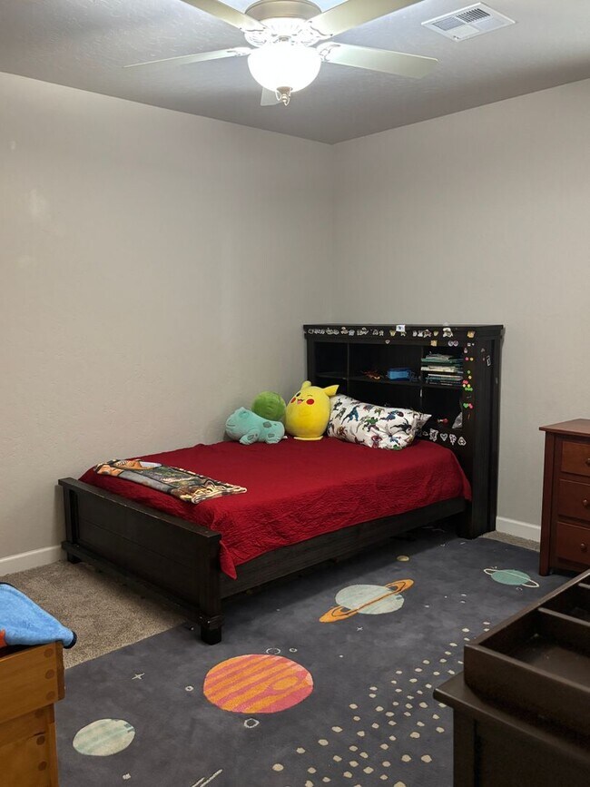 Building Photo - Charming 4 Bedroom 2.5 bath house in a Gat...