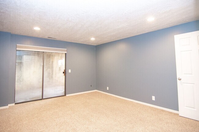 Building Photo - Ridgewood Condo 1 Bed Apartment W/ Pool & Clubhouse!