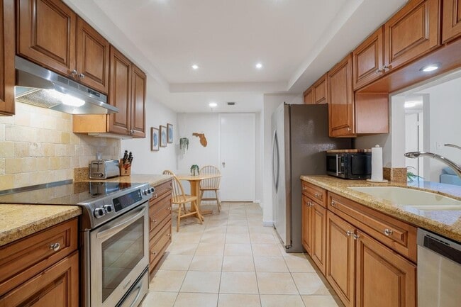 Building Photo - 950 Lavers Cir