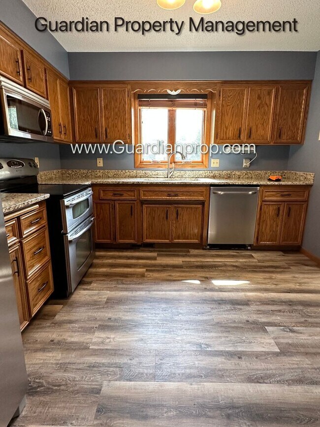 Building Photo - Eden Prairie Single Family Home, 2 Car Garage, Large Fenced Back Yard, September/October Move in