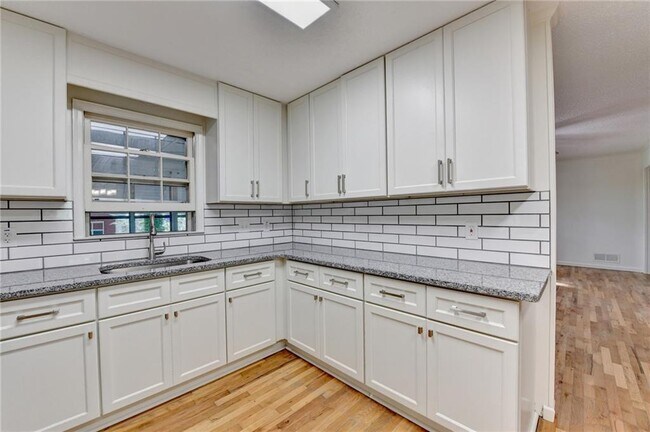 Building Photo - 2628 Whitehurst Dr