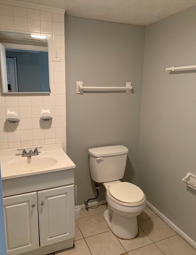 Building Photo - Spacious 3 Bedroom Home Near River City Marketplace
