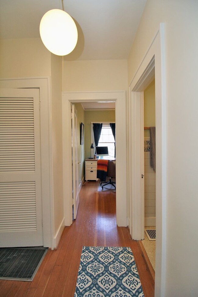 Building Photo - 2503 SE Yamhill St