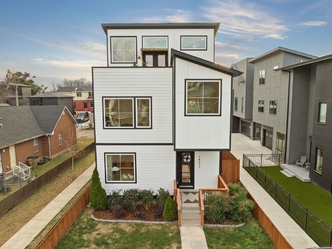 Primary Photo - Spacious 4-Bed Gem in Nashville: 2360 sq f...