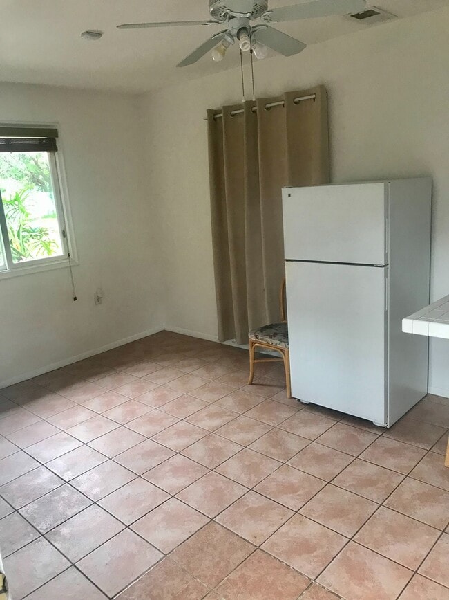 Building Photo - Affordable studio in Gulf Gate!! Incl's water & electric!