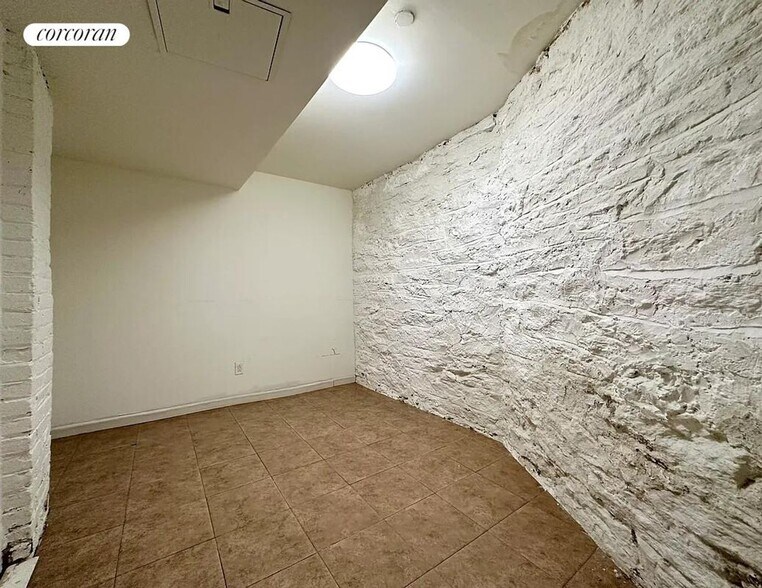 Building Photo - 535 E 87th St