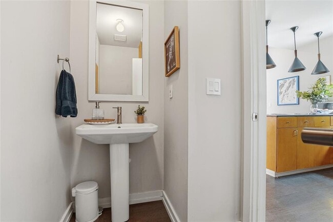 Building Photo - 106 Fareham Pl N