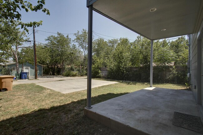 Building Photo - UT PRE LEASE: 2009 Remodeled 6 Bed / 3 Bat...