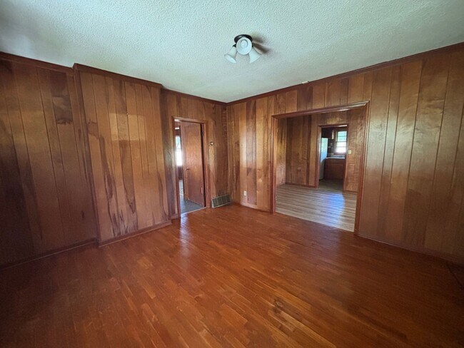 Building Photo - 3 Bedrooms, 1 Bathroom - Home in Armuchee!