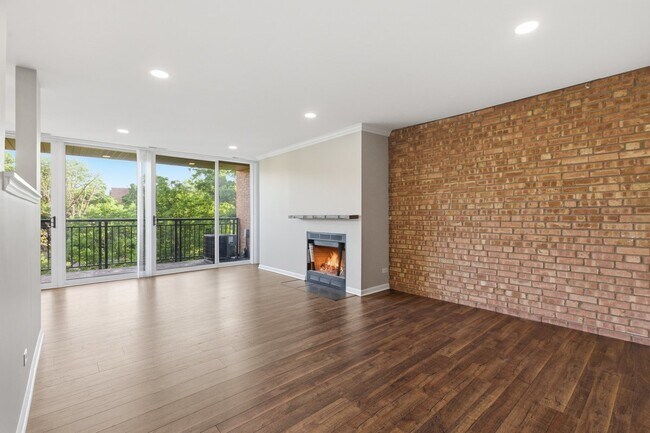 Building Photo - 6000 Oakwood Dr