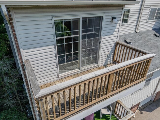 Building Photo - 17034 Farmington Rd
