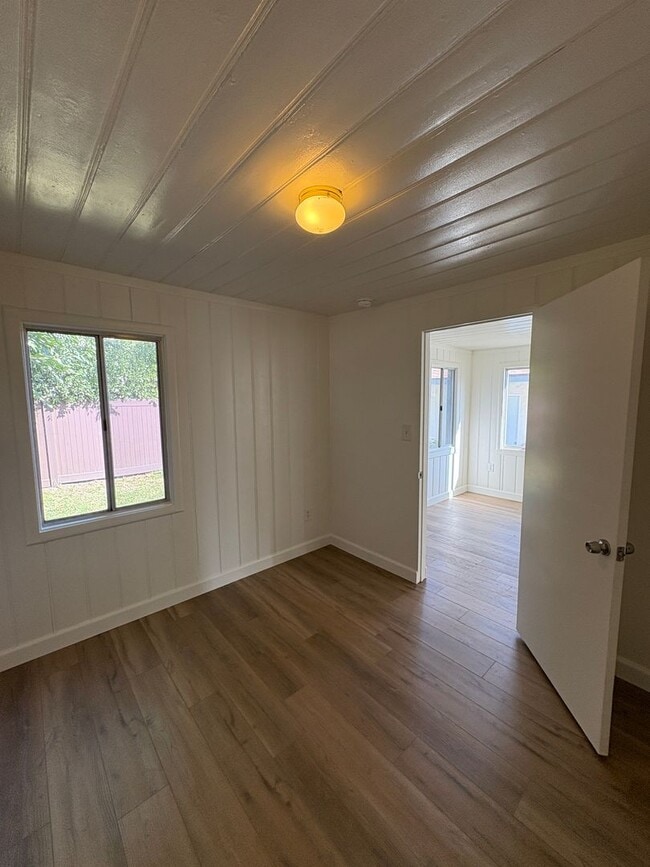 Building Photo - 1 + 1 Cottage  with Bonus Room, East End V...