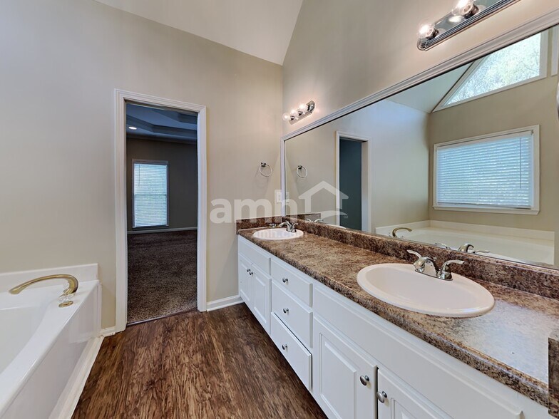 Building Photo - 7270 Wyngate Dr