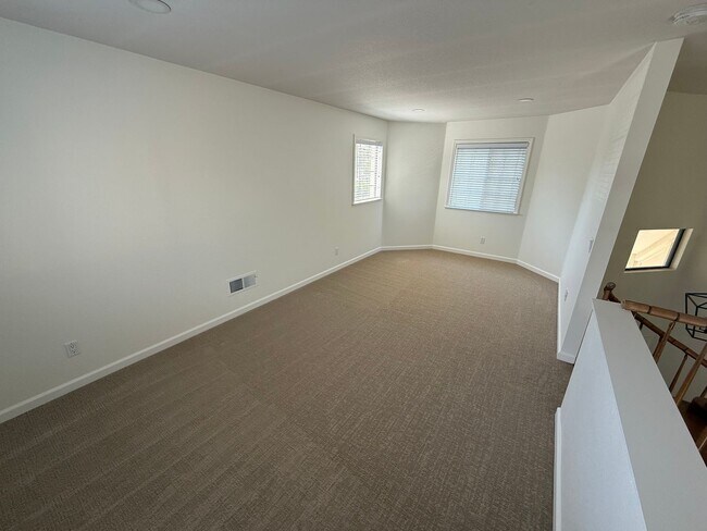 Building Photo - Updated 2 Bed + Loft / 2 Bath Home in Desi...