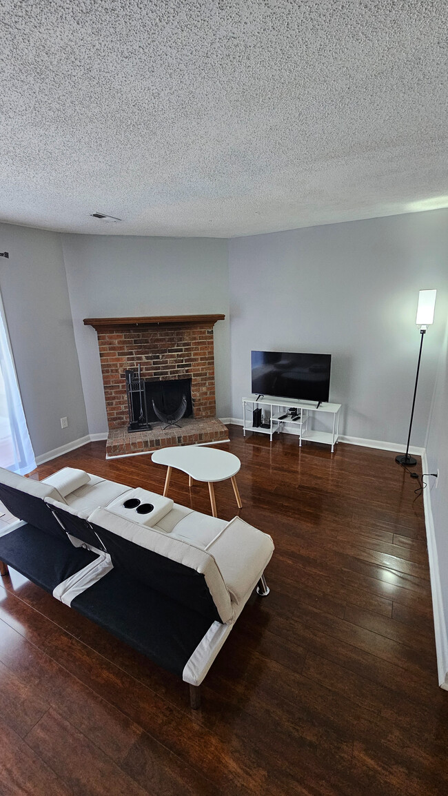 Building Photo - Room in Townhome on Sandy Creek Dr