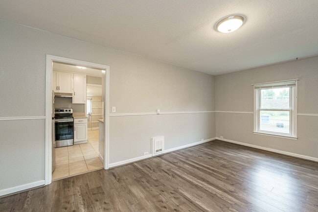 Building Photo - 2 Bedroom 1 Bath SIngle Family Home With L...