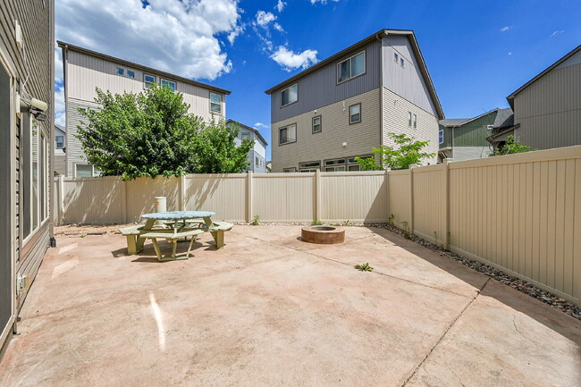 Building Photo - $2,550.00, 3 bed, 2.5 bath located in Colo...