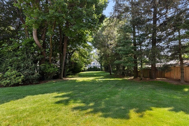 Building Photo - 30 Park Dr N