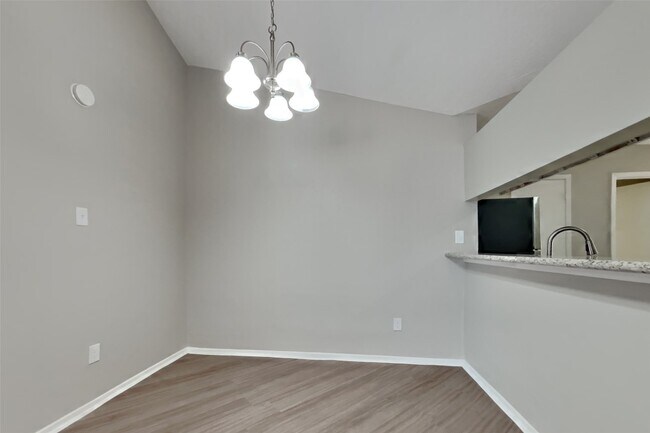 Building Photo - 21610 Crescent Heights St
