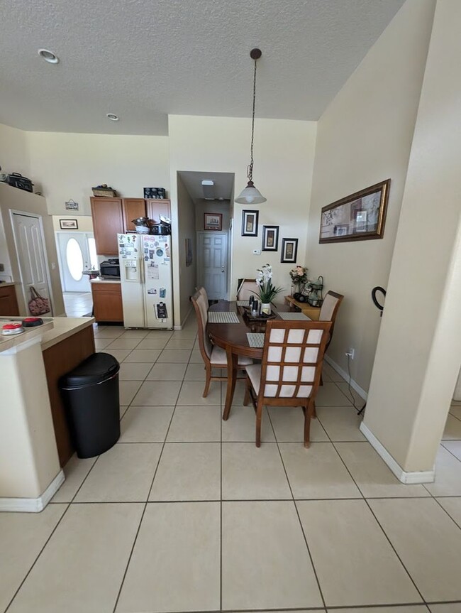 Building Photo - Spacious 4 bedroom with 3 bathrooms and se...