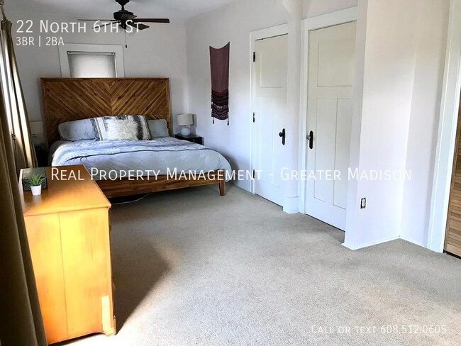 Building Photo - Updated 3 bedroom plus Den house near East...